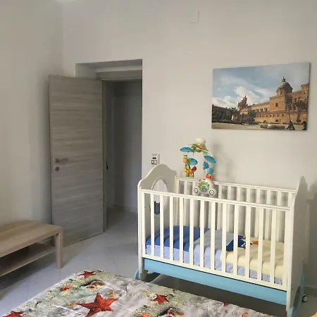 75 τ.μ. με 2 υπνοδωμάτιο και 1 ιδιωτικό μπάνιο σε προκυμαία Παλέρμο